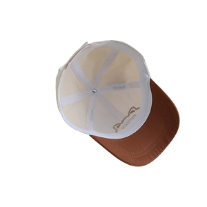 Vue intérieure d'une casquette bébé avec oreilles d'ours, coton beige et visière brune