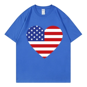 T-shirt bleu roi du Jour de l'Indépendance avec drapeau américain en cœur sur fond blanc