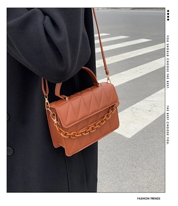 Sac bandoulière matelassé marron chic avec chaîne dorée et lanière sur modèle