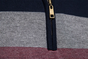 Détail d'un pull rayé pour homme avec fermeture éclair en bronze et maille texturée