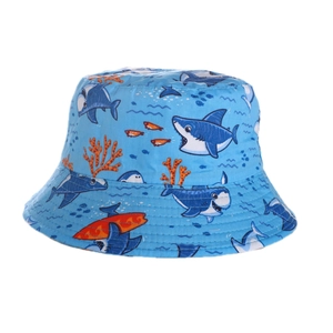 Dettaglio di un cappello da pescatore per bambini con squali e coralli su tessuto blu