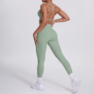 Détail de l'ensemble de yoga vert sauge avec bretelles croisées et legging taille haute