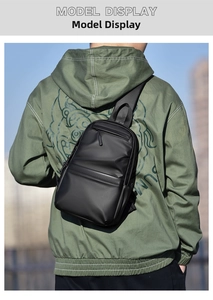 Rückansicht einer schwarzen wasserdichten Crossbody-Brusttasche getragen von einem Model