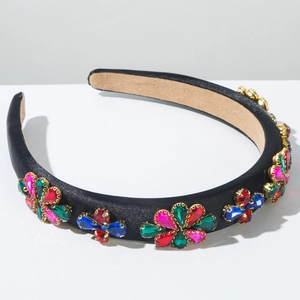 Vue détaillée d'un serre-tête en satin noir orné de fleurs en cristal multicolores à 45°