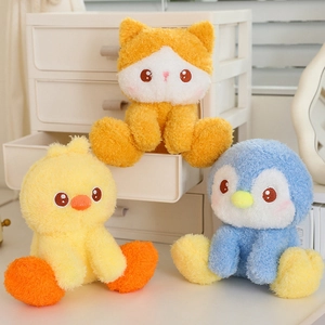 Niedliches Plüschtier-Set mit sitzender Katze, Ente und Pinguin für Kinderzimmer