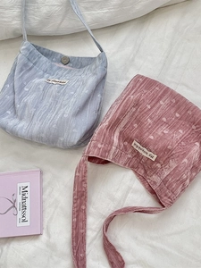 Sacs cabas en velours avec motif cœur en bleu et rose sur fond en tissu blanc