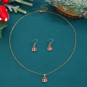 Detailsicht des Weihnachts-Schmucksets mit Emaille-Geschenkbox-Halskette und Ohrringen