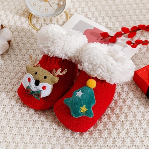 Detailansicht rote Baby-Weihnachtssocken mit Plüschfutter und Rentier-Stickerei