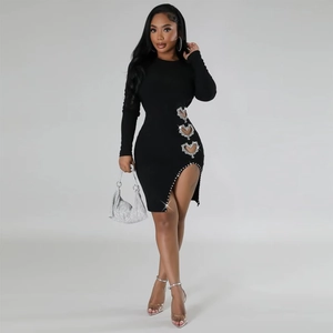 Détail des découpes en forme de cœur avec strass sur une robe noire moulante