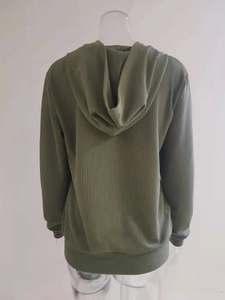 Dettaglio della trama a costine verde militare e del cappuccio di questo cardigan donna