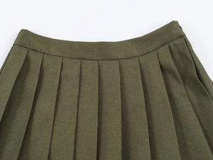 Vue détaillée de la taille de la jupe plissée vert olive avec fini textile texturé