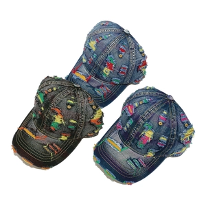 Berretti da baseball in denim lavato da donna con toppe colorate e dettagli strappati
