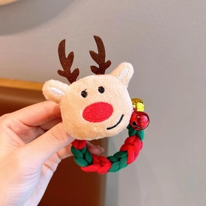 Détail d'un chouchou de Noël renne en peluche avec clochettes et élastique tissé