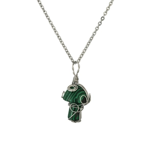 Collana con ciondolo a fungo in malachite verde e avvolgimento in filo d'argento