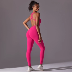 Detail des rückenfreien Yoga-Overalls in Rosa mit nahtlosem Stoff und Rückenausschnitt