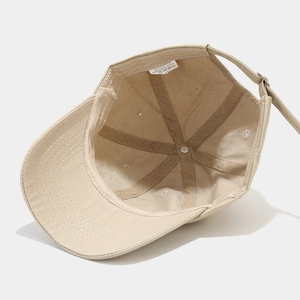 Vue intérieure d'une casquette en coton kaki avec coutures internes et étiquette 100% coton