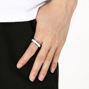 Dettaglio di un anello in acciaio al tungsteno lucido da 6mm indossato per un look minimal