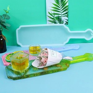 Makro-Detail der DIY-Silikonform für Harz-Tabletts mit glitzernden, bunten Fertigmustern