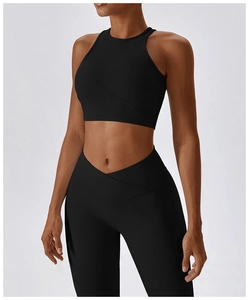 Détail de l'ensemble de yoga côtelé noir avec haut à col rond et legging à taille haute en V