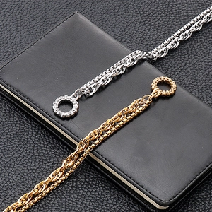 Nahaufnahme zweilagiger Edelstahl-Skull-Armbänder in Silber- und Goldausführung