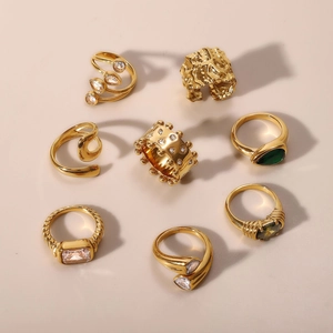 Ensemble de 8 bagues en acier doré avec zircon et détails de texture de lave
