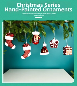 Détail des ornements de Noël peints en rouge et blanc suspendus à des branches de pin