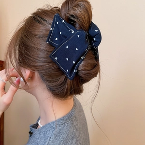 Pince à cheveux en tissu bleu marine avec imprimé cœur et surpiqûres blanches en détail