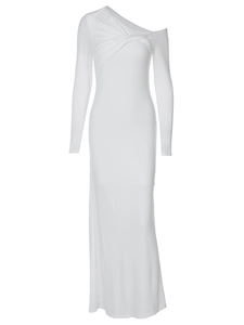 Robe longue blanche chic à une épaule avec des détails plissés et manches longues