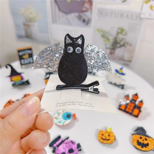 Dettaglio del fermaglio per capelli a pipistrello glitterato con occhi mobili per Halloween