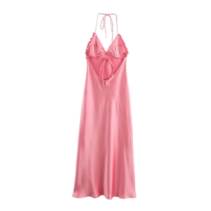 Robe dos nu en satin rose avec texture soyeuse et drapé élégant sur fond blanc neutre