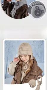 Dettaglio del set in maglia invernale con motivo jacquard a orso e trama morbida