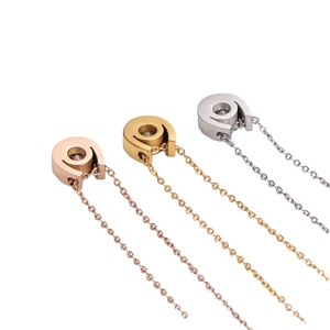 Collana con pendente a forma di U e zirconi in oro, oro rosa e argento lucido