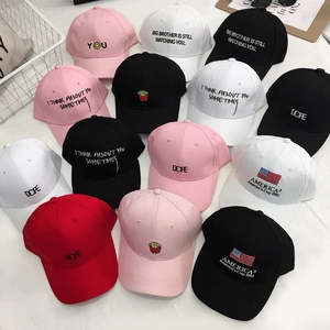 Diverses casquettes de baseball brodées avec lettres DOPE et U en plusieurs couleurs