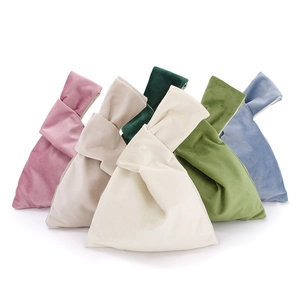 Minimalistische fluwelen polstassen in zes pastelkleuren op een witte achtergrond