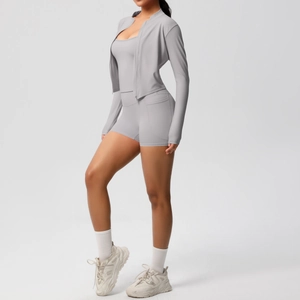 Ensemble de yoga gris 3 pièces avec veste zippée, débardeur et short sur mannequin