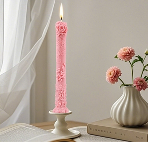 Vista macro de los grabados florales europeos en una vela rosa de diseño artístico