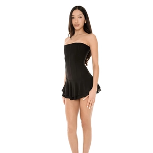 Détail d'une robe courte noire bustier avec une coupe ajustée et un ourlet à volants
