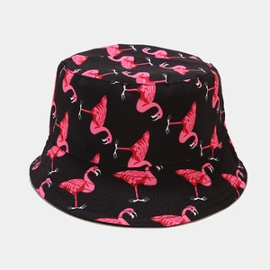 Détail du motif flamants roses sur un chapeau bob réversible en coton noir tendance