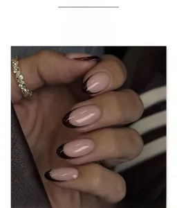 Details von burgunderroten French Tip Press-on-Nägeln in Mandelform mit Nude-Finish