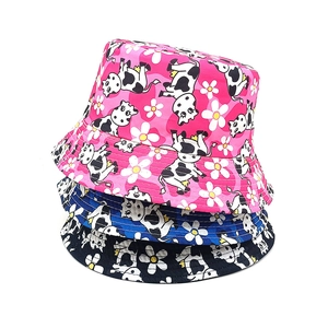 Chapeaux bob enfant en coton rose, bleu et noir avec motifs vache et marguerites