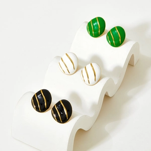 Orecchini a perno ovali retrò francesi in smalto a righe nei colori verde, bianco e nero