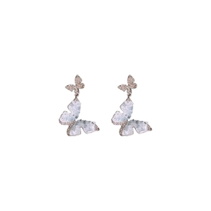 Orecchini a perno a farfalla in argento con cristalli di zircone blu su fondo bianco