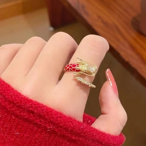 Anillo de dragón bañado en oro de 18K con esmalte rojo y circonitas para año nuevo