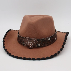 Cappello da cowboy in lana marrone con cinturino in pelle goffrata e fibbia a cuore