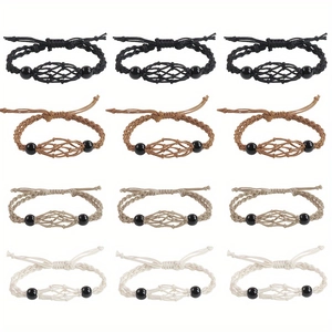 Dettaglio di braccialetti regolabili intrecciati a rete in nero, marrone e beige
