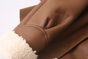 Détails de la veste en cuir marron avec doublure en peau de mouton synthétique blanche