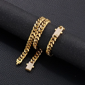 Makroaufnahme des goldenen Panzerketten-Sets mit Zirkonia-Steinen auf Halskette und Armband