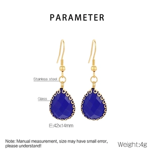 Détail de boucles d'oreilles goutte en verre bleu et acier inoxydable, taille 42x14mm