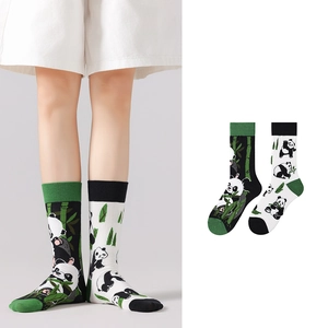 Asymmetrische Panda Baumwollsocken in Schwarz und Weiß mit grünen Details für Unisex