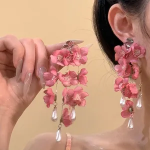 Boucles d'oreilles fleurs roses et perles blanches, style long élégant pour les vacances